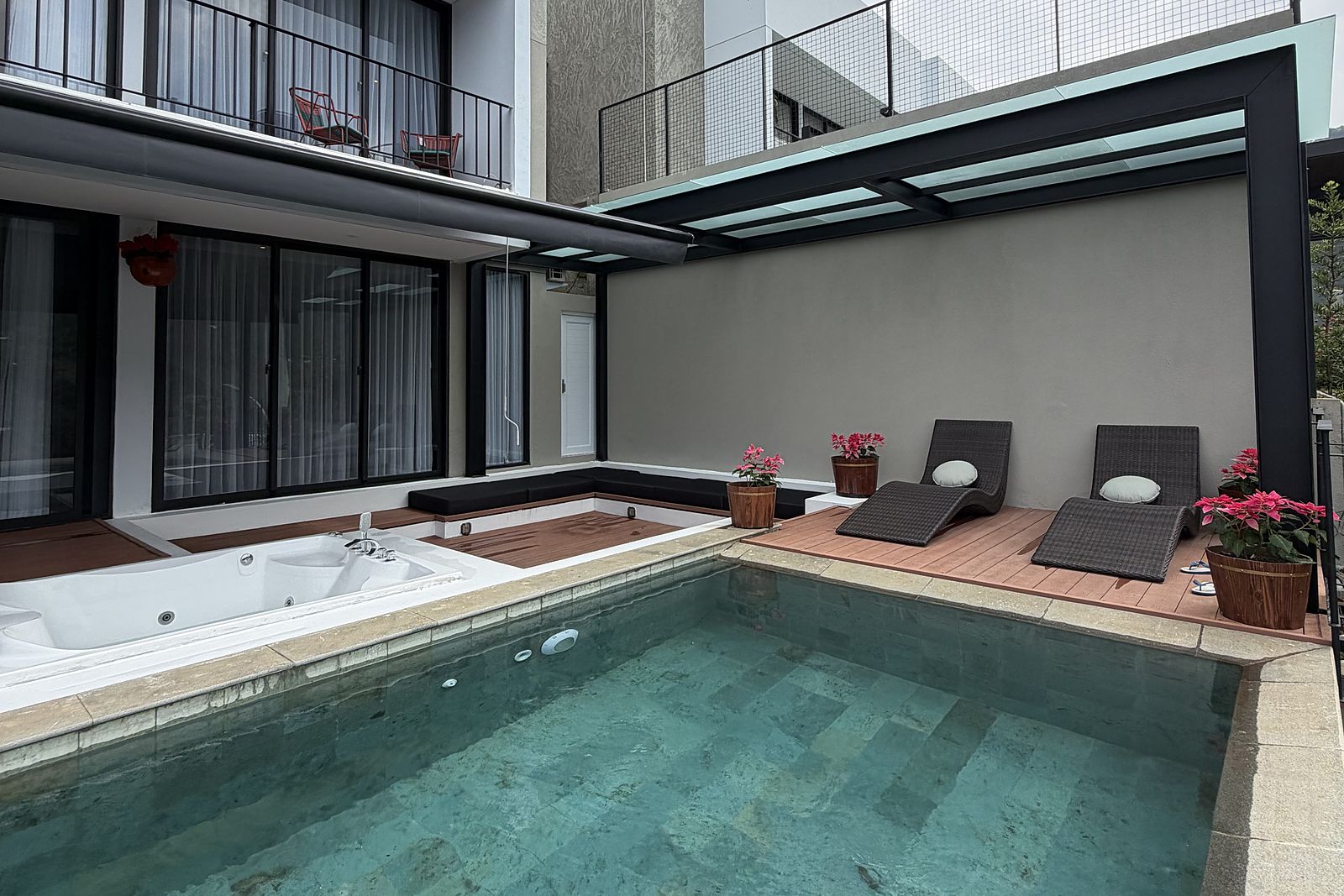 The infinity pool and the sunken jacuzzi, framed by the villa on two sides